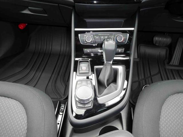 滋賀県中古車　BMW 2シリーズ 218i グランツアラー