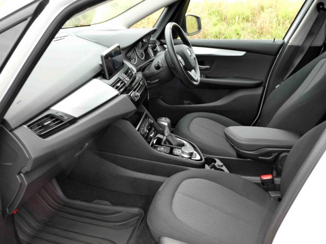 滋賀県中古車　BMW 2シリーズ 218i グランツアラー